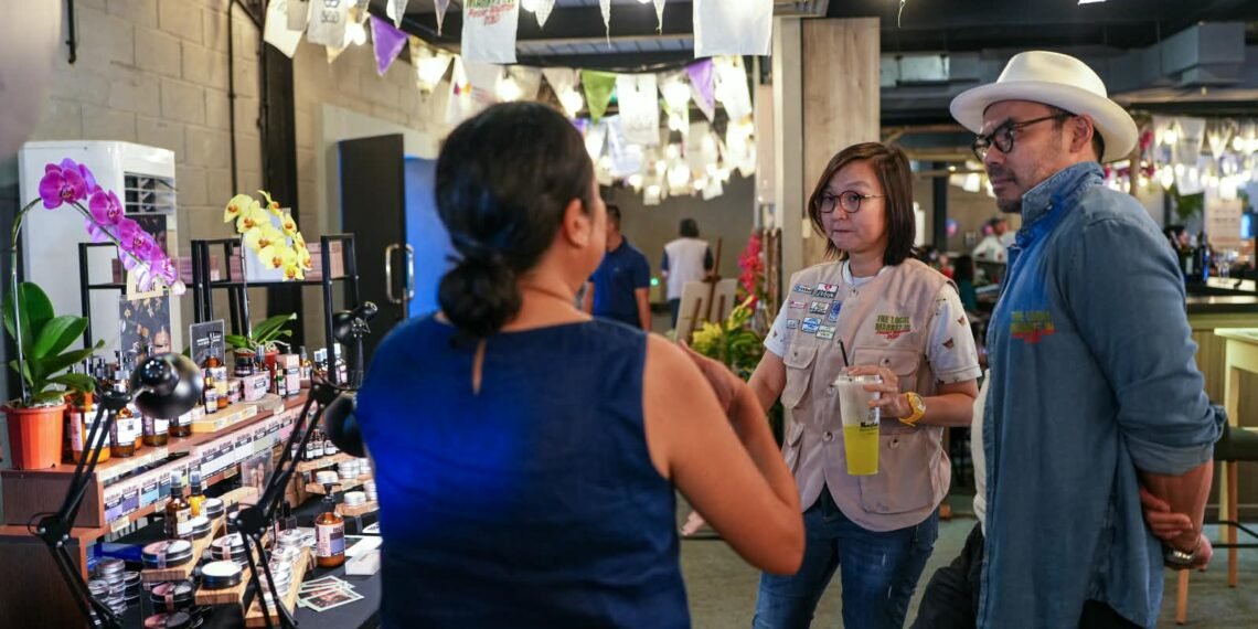 Wakil Menteri Ekonomi Kreatif/Wakil Kepala Badan Ekonomi Kreatif (Ekraf), Irene Umar, mengunjungi salah satu stan dalam acara The Local Market ID: Pasar Wiwitan di SCBD Park, Jakarta, Sabtu (3/10/2026).(Foto: Dok. Biro Komunikasi Kementerian Ekraf/ Badan Ekonomi Kreatif.)