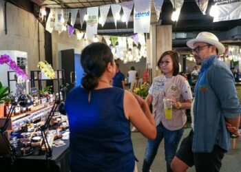 Wakil Menteri Ekonomi Kreatif/Wakil Kepala Badan Ekonomi Kreatif (Ekraf), Irene Umar, mengunjungi salah satu stan dalam acara The Local Market ID: Pasar Wiwitan di SCBD Park, Jakarta, Sabtu (3/10/2026).(Foto: Dok. Biro Komunikasi Kementerian Ekraf/ Badan Ekonomi Kreatif.)