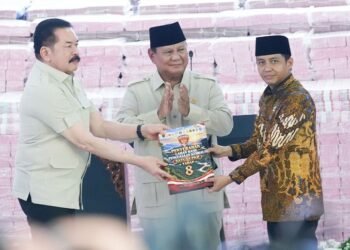 Dari kiri ke kanan: Jaksa Agung ST Burhanuddin, Presiden Prabowo Subianto, Menhut Raja Juli Antoni.(Foto: Humas Kemenhut)