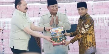Dari kiri ke kanan: Jaksa Agung ST Burhanuddin, Presiden Prabowo Subianto, Menhut Raja Juli Antoni.(Foto: Humas Kemenhut)