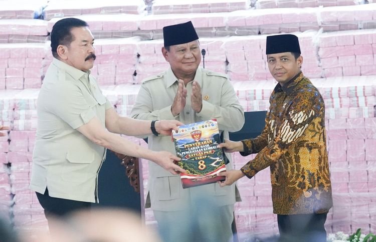 Dari kiri ke kanan: Jaksa Agung ST Burhanuddin, Presiden Prabowo Subianto, Menhut Raja Juli Antoni.(Foto: Humas Kemenhut)