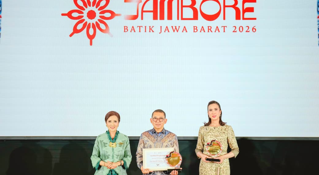 Menteri Kebudayaan RI, Fadli Zon didamping Ketua Yayasan Batik Jawa Barat, Sendy Dede Yusuf (kiri) dan Menteri Pariwisata Widiyanti Putri Wardhana saat Pembukaan Jambore Batik Jawa Barat 2026 yang berlangsung di Hotel Golden Flower, Bandung, Jawa Barat.(Foto: Dok. Kemenbud)