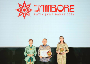 Menteri Kebudayaan RI, Fadli Zon didamping Ketua Yayasan Batik Jawa Barat, Sendy Dede Yusuf (kiri) dan Menteri Pariwisata Widiyanti Putri Wardhana saat Pembukaan Jambore Batik Jawa Barat 2026 yang berlangsung di Hotel Golden Flower, Bandung, Jawa Barat.(Foto: Dok. Kemenbud)