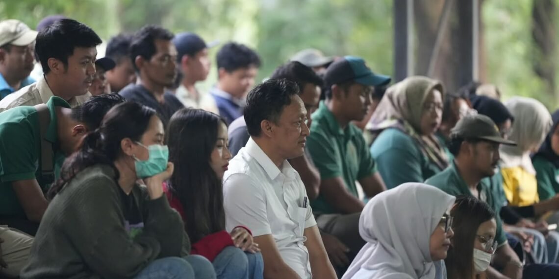Kepala Dinas Ketenagakerjaan Kota Bandung, Yayan Ahmad Brilyana, duduk bersama karyawan eks Kebun Binatang Bandung.(Foto: Humas Pemkot Bandung)