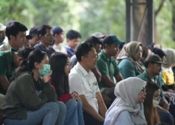 Kepala Dinas Ketenagakerjaan Kota Bandung, Yayan Ahmad Brilyana, duduk bersama karyawan eks Kebun Binatang Bandung.(Foto: Humas Pemkot Bandung)