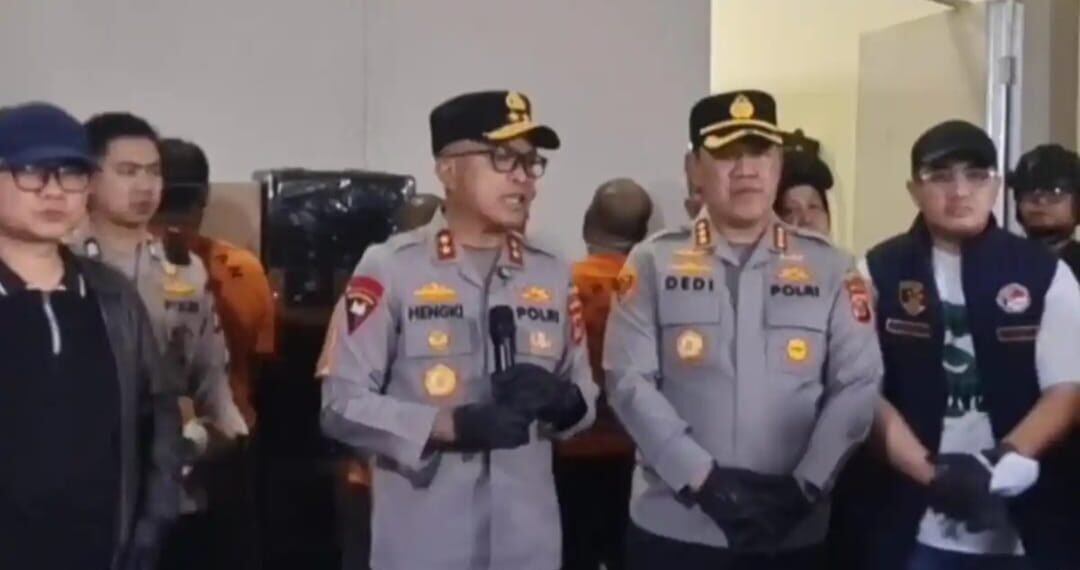 Kapolda Jawa Barat, Irjen Pol. Hengki saat memberikan keterangan pers di lokasi penggerebekan pabrik obat-obatan keras terbatas ilegal di kawasan Pergudangan Bizpark Kopo, Kota Bandung.(Foto:Istimewa).