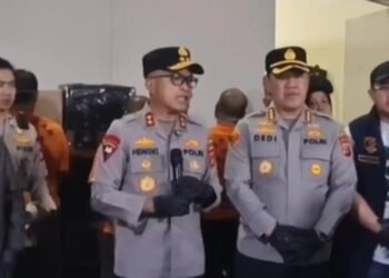 Kapolda Jawa Barat, Irjen Pol. Hengki saat memberikan keterangan pers di lokasi penggerebekan pabrik obat-obatan keras terbatas ilegal di kawasan Pergudangan Bizpark Kopo, Kota Bandung.(Foto:Istimewa).