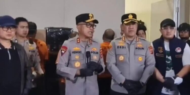 Kapolda Jawa Barat, Irjen Pol. Hengki saat memberikan keterangan pers di lokasi penggerebekan pabrik obat-obatan keras terbatas ilegal di kawasan Pergudangan Bizpark Kopo, Kota Bandung.(Foto:Istimewa).