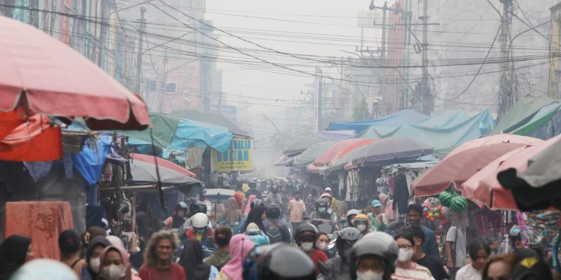Situasi kabut asap yang menyelimuti Kota Palembang, Provinsi Sumatera Selatan, pada Kamis (8/10). Kondisi yang terjadi sejak pagi hari mengganggu aktivitas masyarakat setempat. (Foto: Bidang Komunikasi Kebencanaan/Desna Dwinda Jatnika)