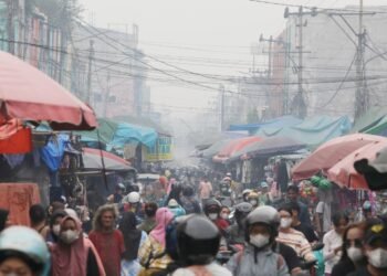 Situasi kabut asap yang menyelimuti Kota Palembang, Provinsi Sumatera Selatan, pada Kamis (8/10). Kondisi yang terjadi sejak pagi hari mengganggu aktivitas masyarakat setempat. (Foto: Bidang Komunikasi Kebencanaan/Desna Dwinda Jatnika)