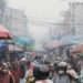 Situasi kabut asap yang menyelimuti Kota Palembang, Provinsi Sumatera Selatan, pada Kamis (8/10). Kondisi yang terjadi sejak pagi hari mengganggu aktivitas masyarakat setempat. (Foto: Bidang Komunikasi Kebencanaan/Desna Dwinda Jatnika)