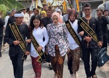 Ketua TP PKK Bunda Ela di acara ‘Kawin Cai’.(Foto: Diskominfo Kab. Kuningan)