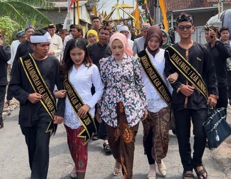 Ketua TP PKK Bunda Ela di acara ‘Kawin Cai’.(Foto: Diskominfo Kab. Kuningan)