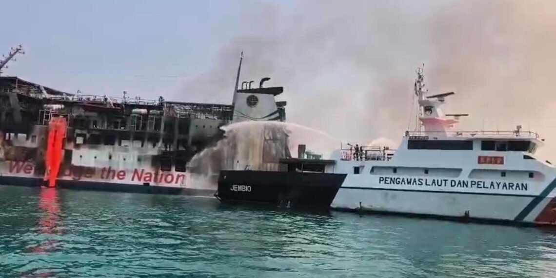 Kapal Negara (KN) Trisula P.111 melakukan proses pendidingan kebakaran KMP Batumandi di alur masuk Pelabuhan Penyeberangan Merak, Banten.(Foto: Ditjen Hubla Kemenhub)