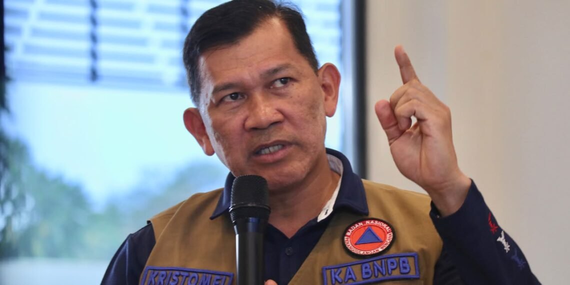 Foto : Kepala BNPB Letjen TNI Kristomei Sianturi saat memberikan arahan sebelum lepas landas menuju Provinsi Sumatra Selatan, di Lanud Halim Perdanakusuma, Jakarta Timur, Minggu (18/10). (Bidang Komunikasi Kebencanaan / Danung Arifin)