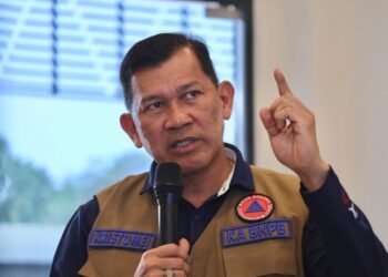 Foto : Kepala BNPB Letjen TNI Kristomei Sianturi saat memberikan arahan sebelum lepas landas menuju Provinsi Sumatra Selatan, di Lanud Halim Perdanakusuma, Jakarta Timur, Minggu (18/10). (Bidang Komunikasi Kebencanaan / Danung Arifin)