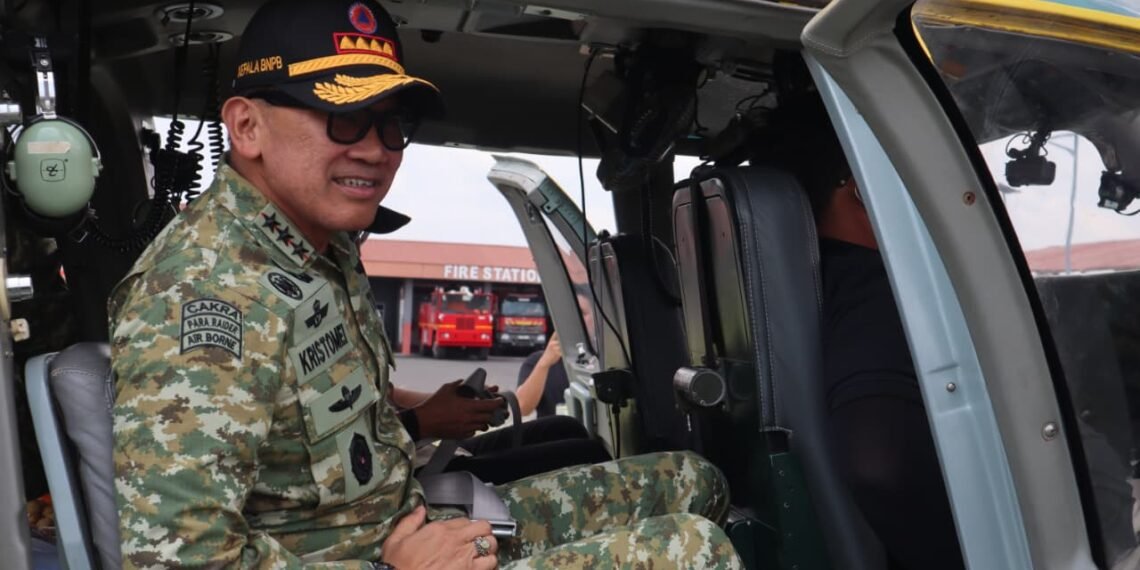 Foto : Kepala BNPB Letjen TNI Kristomei Sianturi melakukan persiapan peninjauan udara di wilayah Taman Nasional Way Kambas (TNWK) Lampung Timur, Provinsi Lampung, Sabtu (24/10). (Bidang Komunikasi Kebencanaan/Apri Setiawan)