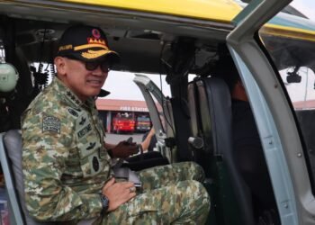 Foto : Kepala BNPB Letjen TNI Kristomei Sianturi melakukan persiapan peninjauan udara di wilayah Taman Nasional Way Kambas (TNWK) Lampung Timur, Provinsi Lampung, Sabtu (24/10). (Bidang Komunikasi Kebencanaan/Apri Setiawan)