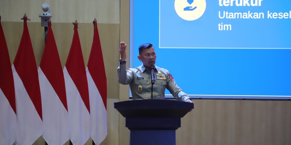 Foto : Kepala BNPB Letjen TNI Kristomei Sianturi memberikan arahan kepada seluruh pegawai di lingkungan BNPB pada Jam Pimpinan di lingkungan Badan Nasional Penanggulangan Bencana, Auditorium INA DRTG, Sentul, (26/10) (Bidang Komunikasi Kebencanaan / Beratria Sukisno)