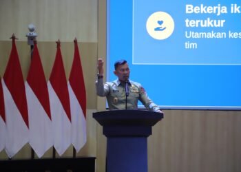 Foto : Kepala BNPB Letjen TNI Kristomei Sianturi memberikan arahan kepada seluruh pegawai di lingkungan BNPB pada Jam Pimpinan di lingkungan Badan Nasional Penanggulangan Bencana, Auditorium INA DRTG, Sentul, (26/10) (Bidang Komunikasi Kebencanaan / Beratria Sukisno)
