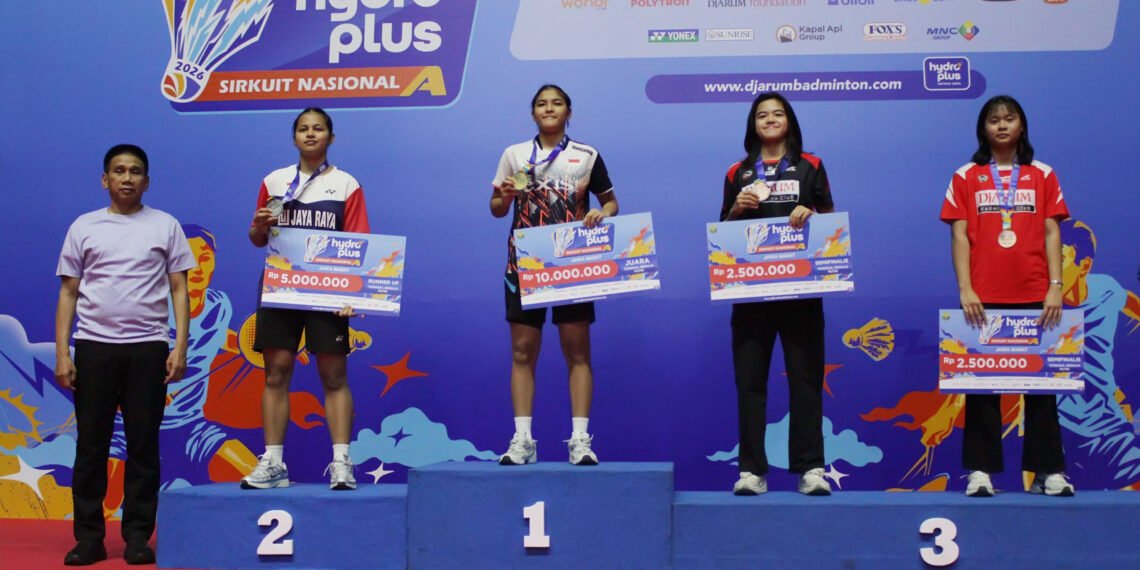 Ketua Pengprov PBSI Jawa Barat Akhmad Wiyagus berfoto bersama dengan peraih podium Hydroplus Sirkuit Nasional (Sirnas) Jabar 2026 pada final yang berlangsung pada Sabtu 3 Oktober 2026.(Foto: Istimewa)