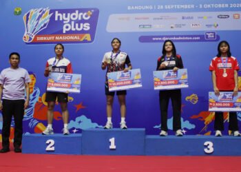 Ketua Pengprov PBSI Jawa Barat Akhmad Wiyagus berfoto bersama dengan peraih podium Hydroplus Sirkuit Nasional (Sirnas) Jabar 2026 pada final yang berlangsung pada Sabtu 3 Oktober 2026.(Foto: Istimewa)