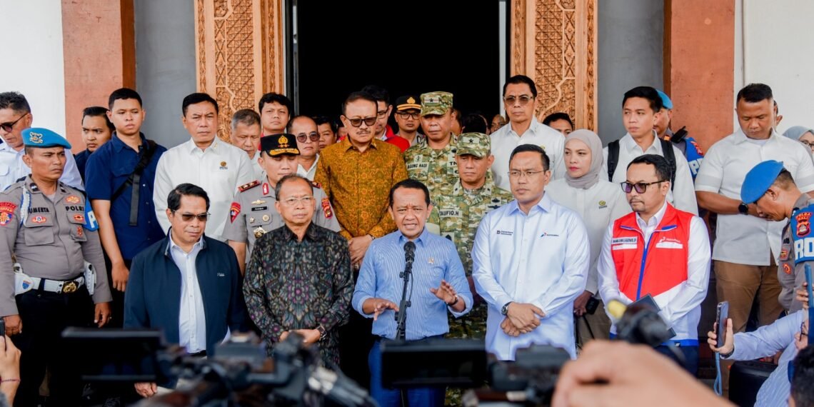 Menteri Koordinator Bidang Hilirisasi dan Transisi Energi (Menko Hiltrans) / Menteri Energi dan Sumber Daya Mineral (ESDM) Bahlil Lahadalia usai memimpin rapat koordinasi di Fuel Terminal (FT) Sanggaran, Denpasar, Senin (19/10/2026).(Foto: Dok. Kementerian ESDM)