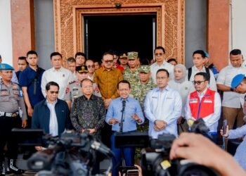 Menteri Koordinator Bidang Hilirisasi dan Transisi Energi (Menko Hiltrans) / Menteri Energi dan Sumber Daya Mineral (ESDM) Bahlil Lahadalia usai memimpin rapat koordinasi di Fuel Terminal (FT) Sanggaran, Denpasar, Senin (19/10/2026).(Foto: Dok. Kementerian ESDM)
