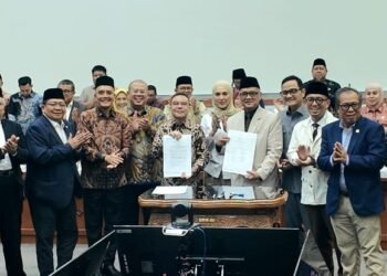 Menteri Haji dan Umrah (Menhaj) Mochamad Irfan Yusuf beserta jajaran Kemenhaj dan DPR di Kompleks Dewan Perwakilan Rakyat (DPR). Kemenhaj menyebutkan biaya haji 2027 yang harus dibayarkan jemaah turun.(Foto: Dok. Humas Kemenhaj)