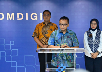 Direktur Strategi dan Kebijakan Infrastruktur Digital Denny Setiawan bersama Sekretaris Ditjen Infrastruktur Digital Ervan Fathurokhman Adiwidjaja dan Plt. Kabiro Humas Kemkomdigi Farida Dewi Maharani dalam konferensi pers tentang Tindak Lanjut Perlindungan Sisa Kuota Internet di Kantor Kementerian Komdigi, Jakarta Pusat, Sabtu (03/10/2026). Foto: Ahmad Tri Hawaari/Komdigi