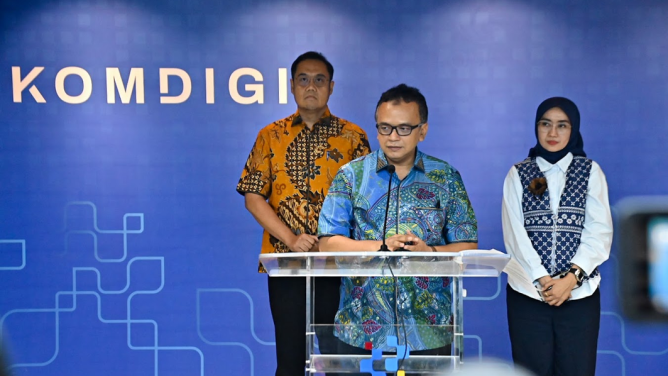 Direktur Strategi dan Kebijakan Infrastruktur Digital Denny Setiawan bersama Sekretaris Ditjen Infrastruktur Digital Ervan Fathurokhman Adiwidjaja dan Plt. Kabiro Humas Kemkomdigi Farida Dewi Maharani dalam konferensi pers tentang Tindak Lanjut Perlindungan Sisa Kuota Internet di Kantor Kementerian Komdigi, Jakarta Pusat, Sabtu (03/10/2026). Foto: Ahmad Tri Hawaari/Komdigi