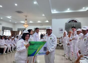 Bupati Sumedang Dony Ahmad Munir melepas kontingen Porprov di Gedung Negara, Jumat (30/10/2026).(Foto: Diskominfo Kab. Sumedang)