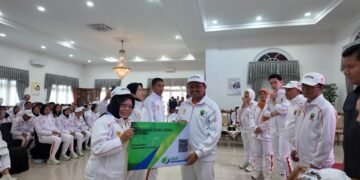 Bupati Sumedang Dony Ahmad Munir melepas kontingen Porprov di Gedung Negara, Jumat (30/10/2026).(Foto: Diskominfo Kab. Sumedang)