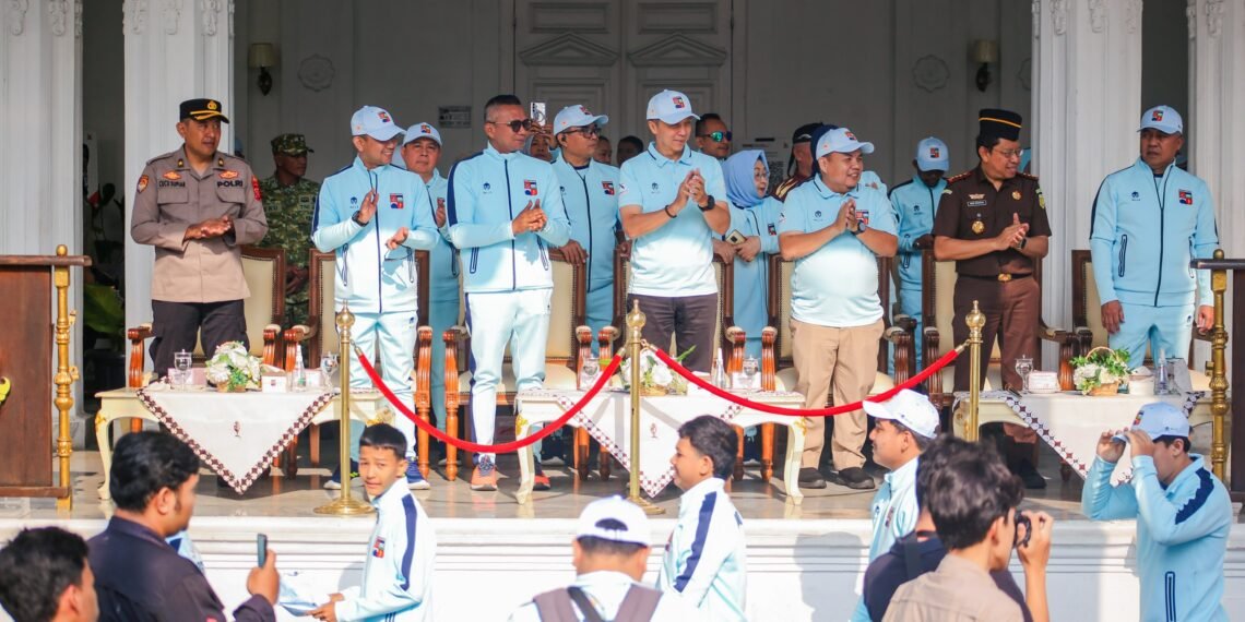 Wali Kota Bogor, Dedie A. Rachim, melepas kontingen yang akan berlaga pada Pekan Olahraga Provinsi (Porprov) XV Jawa Barat 2026, Senin (26/10/2026).(Foto: Diskominfo Kota Bogor)