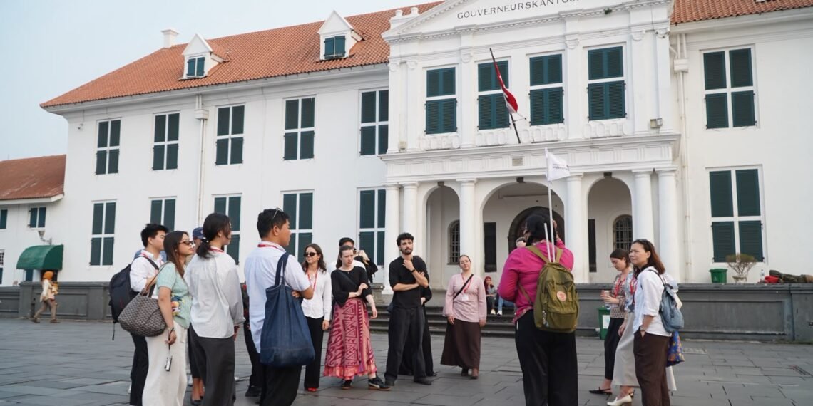 Peserta famtrip edukasi dari University of Tasmania tengah melakukan Walking tour menyusuri kawasan Kota Tua Jakarta, Senin (5/10/2026).(Foto: Humas Kemenpar)