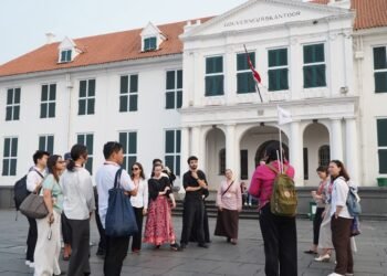 Peserta famtrip edukasi dari University of Tasmania tengah melakukan Walking tour menyusuri kawasan Kota Tua Jakarta, Senin (5/10/2026).(Foto: Humas Kemenpar)