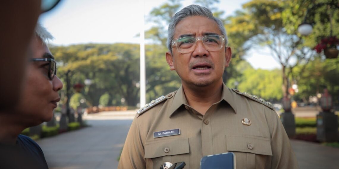 Wali Kota Baundung, Muhammad Farhan meminta jajaran kewilayahan di tingkat kelurahan untuk semakin memperkuat perhatian terhadap situasi di wilayahnya. Hal itu berkaitan dengan peristiwa meninggalnya dua orang akibat pengeroyokan d Pasar Caringin, Sabtu 24 Oktober 2026 lalu.(Foto: Humas Pemkot Bandung)