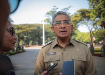 Wali Kota Baundung, Muhammad Farhan meminta jajaran kewilayahan di tingkat kelurahan untuk semakin memperkuat perhatian terhadap situasi di wilayahnya. Hal itu berkaitan dengan peristiwa meninggalnya dua orang akibat pengeroyokan d Pasar Caringin, Sabtu 24 Oktober 2026 lalu.(Foto: Humas Pemkot Bandung)