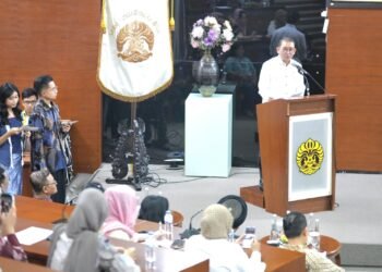 Menteri Kebudayaan RI, Fadli Zon, hadir sebagai pembicara utama dalam Peluncuran Buku "Indonesia-Rusia dalam Pusaran Perang Dingin: Geopolitik dan Diplomasi Soviet di Asia Tenggara" karya Ahmad Fahrurodji yang bertempat di Auditorium Toety Herati Rooseno, FIB UI, Depok.(Foto: Dok. Kemenbud)