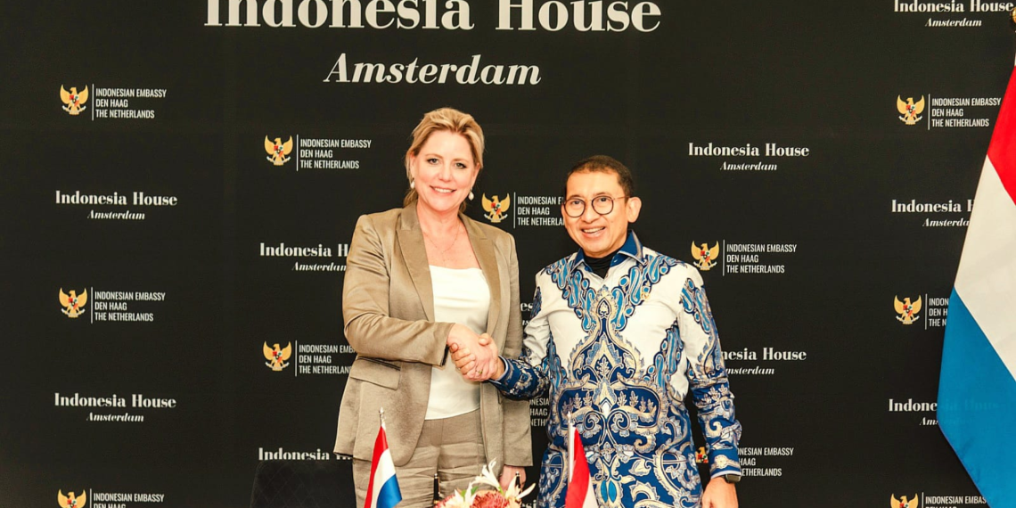 Menteri Kebudayaan Republik Indonesia, Fadli Zon, dan Menteri Pendidikan, Kebudayaan, dan Ilmu Pengetahuan Belanda, Rianne Letschert, di Indonesia House Amsterdam, Jumat (9/10).(Foto: Dok. Kemenbud)