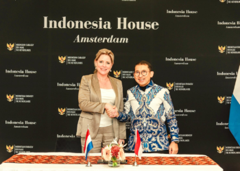 Menteri Kebudayaan Republik Indonesia, Fadli Zon, dan Menteri Pendidikan, Kebudayaan, dan Ilmu Pengetahuan Belanda, Rianne Letschert, di Indonesia House Amsterdam, Jumat (9/10).(Foto: Dok. Kemenbud)