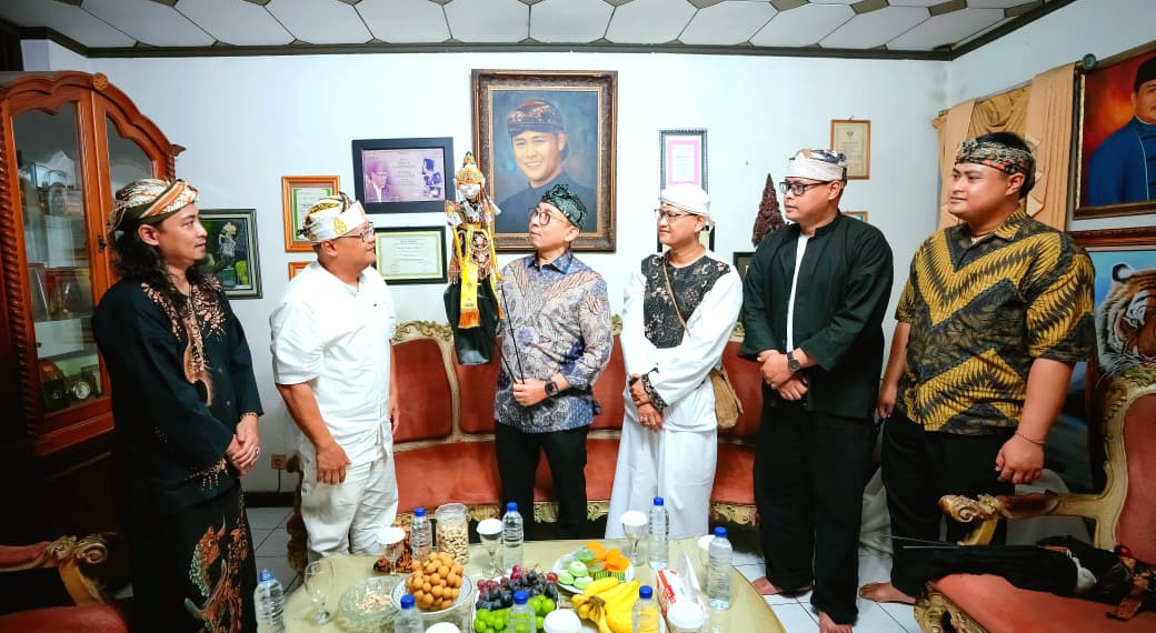 Menteri Kebudayaan RI, Fadli Zon, mengunjungi Padepokan Seni Giri Harja, Kabupaten Bandung, Jawa Barat. Padepokan Seni Giri Harja merupakan pusat pertunjukan seni wayang golek yang didirikan oleh alm. Abah Asep Sunandar Sunarya.(Foto: Dok. Kemenbud)
