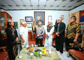 Menteri Kebudayaan RI, Fadli Zon, mengunjungi Padepokan Seni Giri Harja, Kabupaten Bandung, Jawa Barat. Padepokan Seni Giri Harja merupakan pusat pertunjukan seni wayang golek yang didirikan oleh alm. Abah Asep Sunandar Sunarya.(Foto: Dok. Kemenbud)