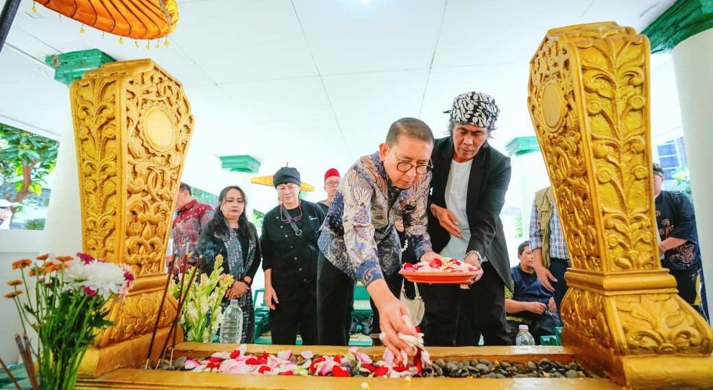 Menteri Kebudayaan RI, Fadli Zon, saat melakukan ziarah budaya ke Situs Makam Raden Adipati Wiranata Koesoemah II.(Foto: Dok. Kementerian Kebudayaan)
