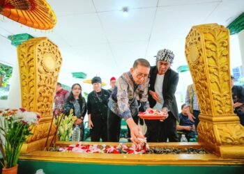 Menteri Kebudayaan RI, Fadli Zon, saat melakukan ziarah budaya ke Situs Makam Raden Adipati Wiranata Koesoemah II.(Foto: Dok. Kementerian Kebudayaan)