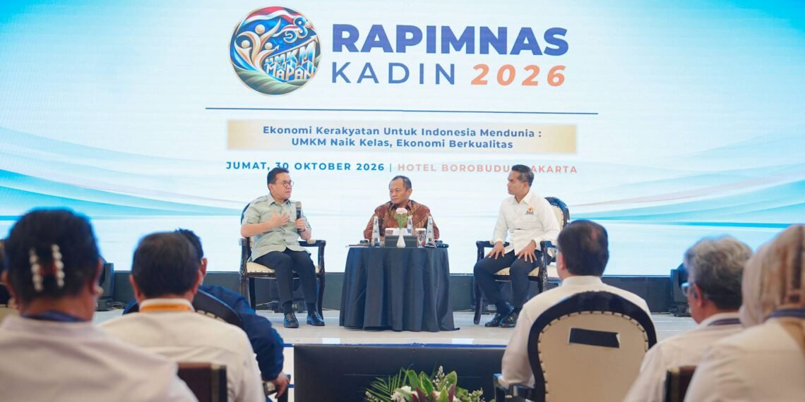 Menteri Perdagangan, Budi Santoso (kiri) menjadi pembicara utama dalam Rapat Pimpinan Nasional (Rapimnas) Kamar Dagang dan Industri (Kadin) Indonesia 2026 yang berlangsung di Jakarta, Jumat (30 Okt). Duduk bersama Mendag yakni Menperin Muhammad Sarmuji dan Ketua Kadin Anindya Bakrie.(Foto: Humas Kemendag)
