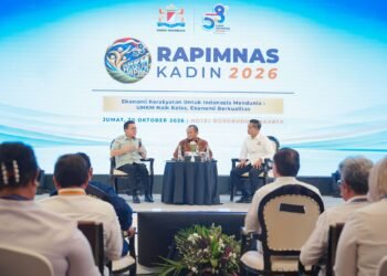 Menteri Perdagangan, Budi Santoso (kiri) menjadi pembicara utama dalam Rapat Pimpinan Nasional (Rapimnas) Kamar Dagang dan Industri (Kadin) Indonesia 2026 yang berlangsung di Jakarta, Jumat (30 Okt). Duduk bersama Mendag yakni Menperin Muhammad Sarmuji dan Ketua Kadin Anindya Bakrie.(Foto: Humas Kemendag)