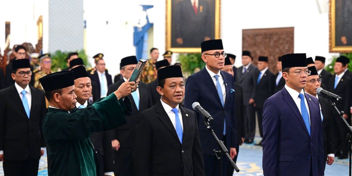 Presiden RI Prabowo Subianto melantik Menteri Energi dan Sumber Daya Mineral (ESDM) Bahlil Lahadalia sebagai Menteri Koordinator Bidang Hilirisasi dan Transisi Energi, Kamis (1/10), di Istana Negara, Jakarta.(Foto: BPMI Setpres)
