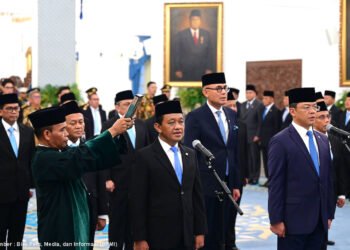 Presiden RI Prabowo Subianto melantik Menteri Energi dan Sumber Daya Mineral (ESDM) Bahlil Lahadalia sebagai Menteri Koordinator Bidang Hilirisasi dan Transisi Energi, Kamis (1/10), di Istana Negara, Jakarta.(Foto: BPMI Setpres)
