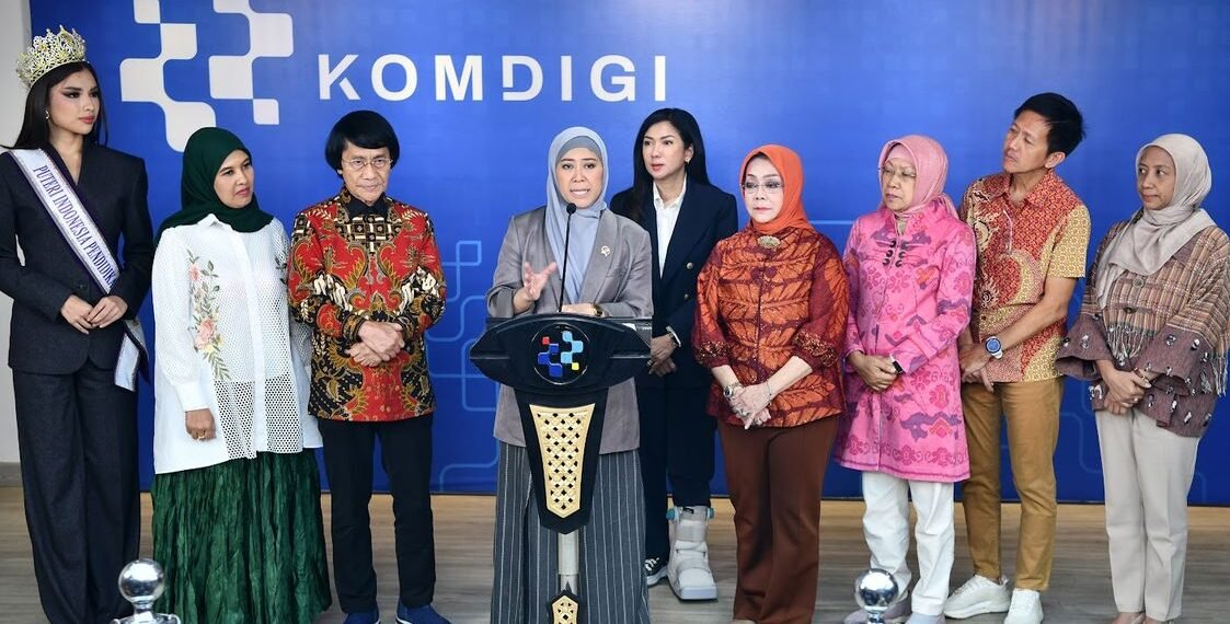 Menteri Komunikasi dan Digital Meutya Hafid saat konferensi pers di Kantor Kementerian Komdigi, Jakarta Pusat, Rabu (07/10/2026).(Foto: Dok. Kemkomdigi)